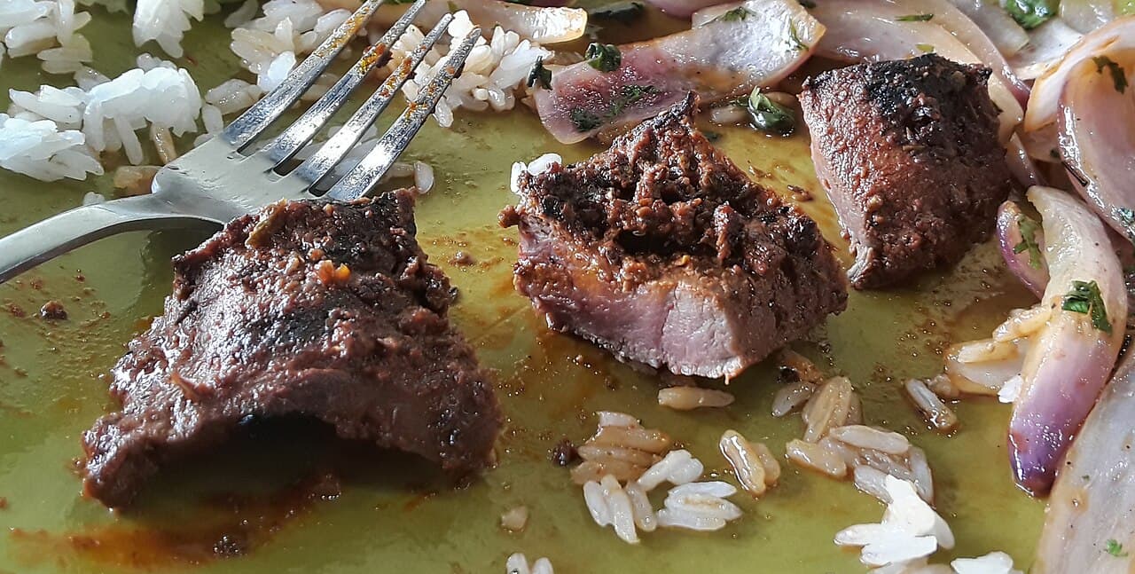 Example grilled beef-heart slices on a plate